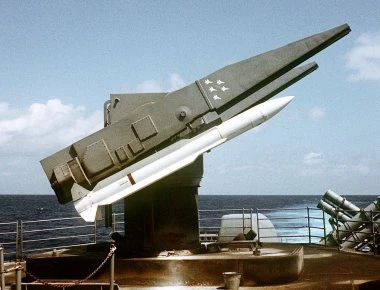 Bίντεο: Αμερικανικής κατασκευής πύραυλος RIM-66 SM-2 «σκάει» πάνω σε γερμανική φρεγάτα!